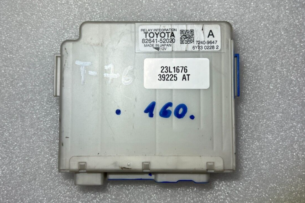 Toyota Yaris P13 original relay control unit 8264152020