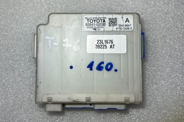 Toyota Yaris P13 oriģinālais releju vadības bloks 8264152020
