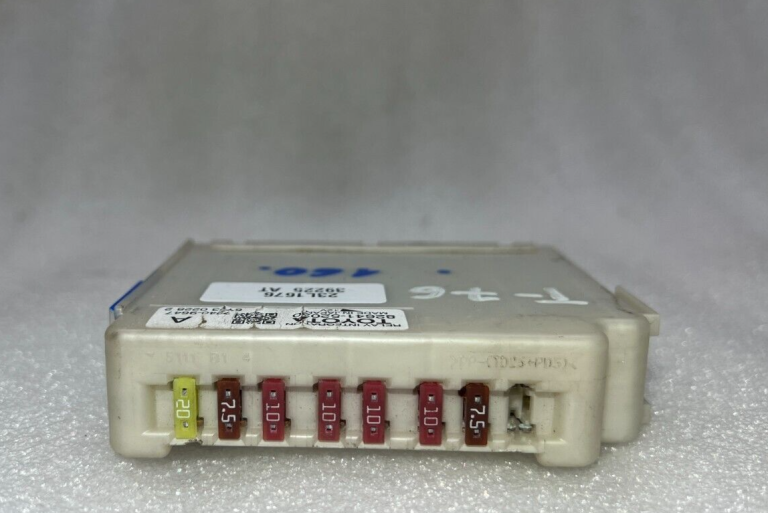Toyota Yaris P13 oriģinālais releju vadības bloks 8264152020
