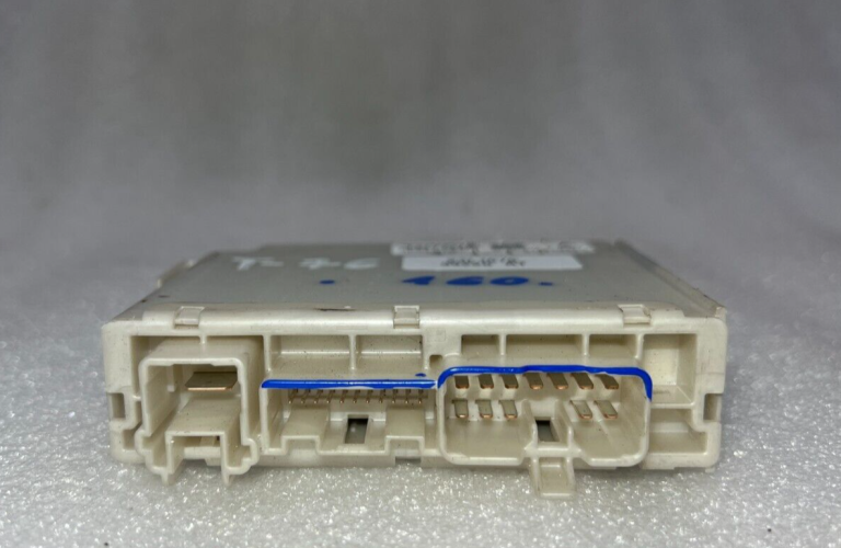Toyota Yaris P13 oriģinālais releju vadības bloks 8264152020