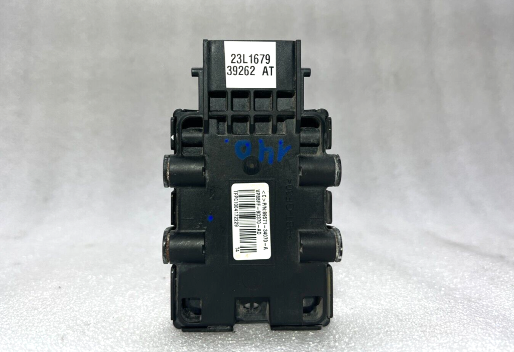 Toyota Yaris P13 original control module for the fuel pump 8957134070