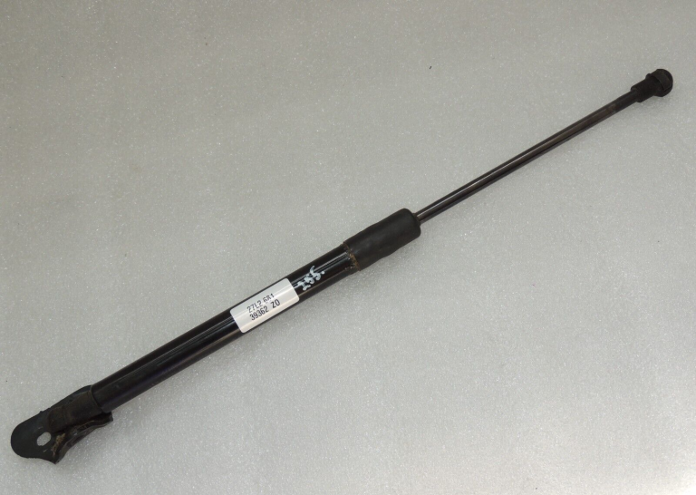 Toyota Yaris P13 Kreisā bagāžnieka gāzes atspere 689600D170