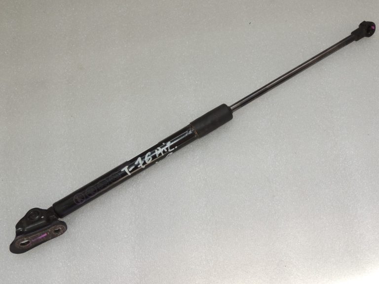 Toyota Yaris P13 Kreisā bagāžnieka gāzes atspere 689600D170