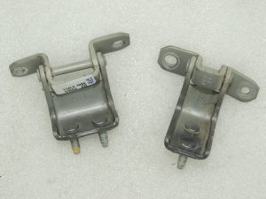 OEM Suzuki Grand Vitara III aizmugurējo kreiso durvju viru komplekts ZDL: GRAPHITE GRAY