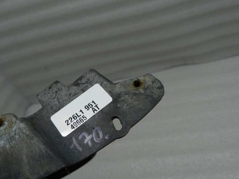 Audi oriģinālais aizmugurējā bampera kronšteins, labajā pusē 8E0807454B