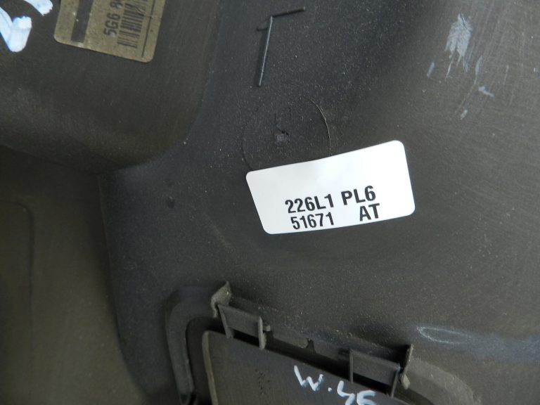 VW Golf 7 oriģinālais aizmugurējo durvju apšuvums