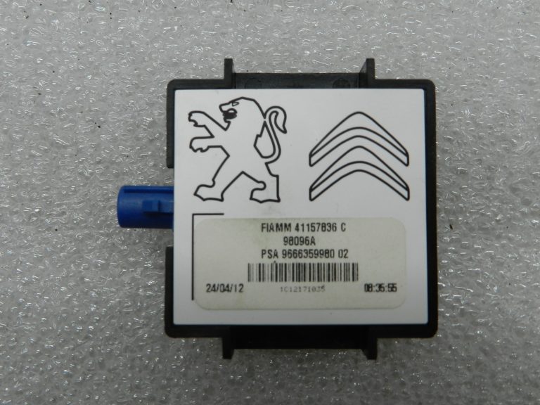 Peugeot 508 oriģinālā antenas pastiprinātāja slēdža antena