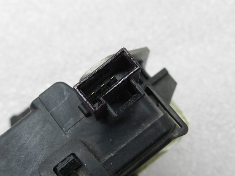 Opel Zafira B oriģinālā aizmugurējo durvju slēdzene 13188851