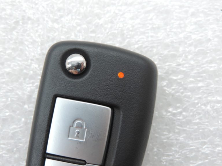 Oriģinālā Nissan Qashqai II (J11) radio atslēgas tālvadības pults KĀ JAUNA – 10Tkm