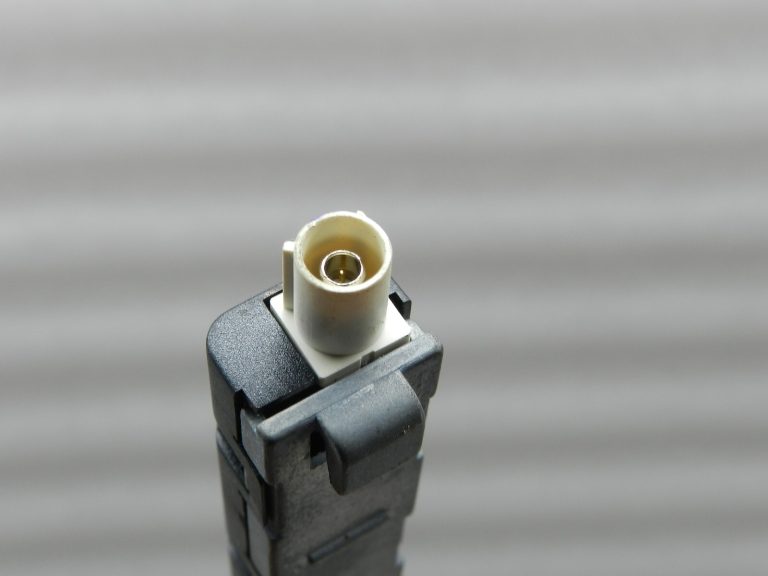 Volkswagen Golf VI Oriģinālais antenas pastiprinātājs Pastiprinātāja antena 1k9035552