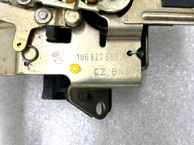 Skoda Octavia aizmugurējo durvju slēdzenes rokturis 1u6827565j