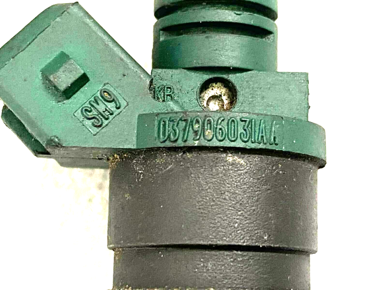 VW Audi Audi Seat degvielas iesmidzinātājs iesmidzinātājs 2.0 benzīns 85KW 037906031aa