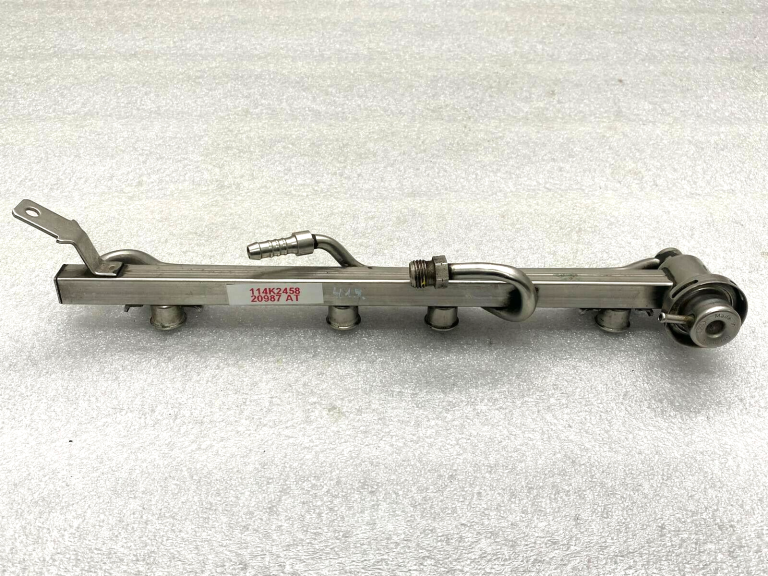 VW Audi degvielas iesmidzināšanas sliede 050133681a