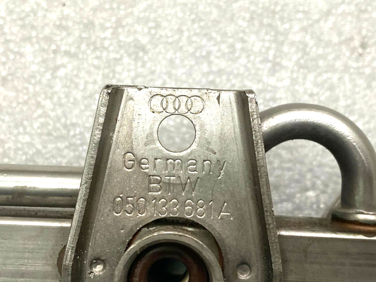 VW Audi degvielas iesmidzināšanas sliede 050133681a