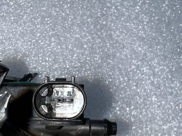 Audi labās puses apsildāmā trīskāršā vējstikla mazgāšanas sprausla 8t0955988b
