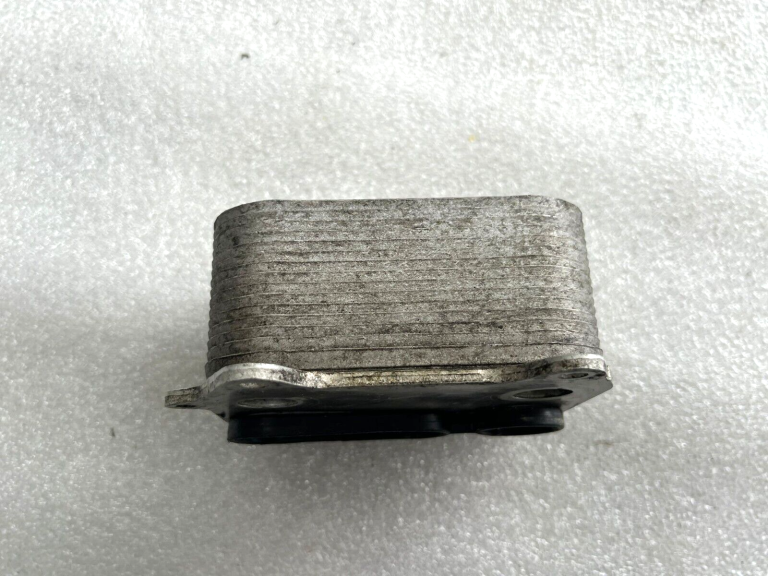 Skoda VW Audi eļļas dzesētājs 03l117021c