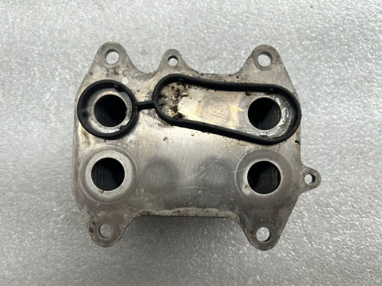 Skoda VW Audi eļļas dzesētājs 03l117021c