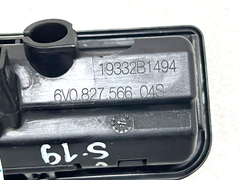 Skoda Kodiaq aizmugurējo durvju atvēršanas poga 6v0827566