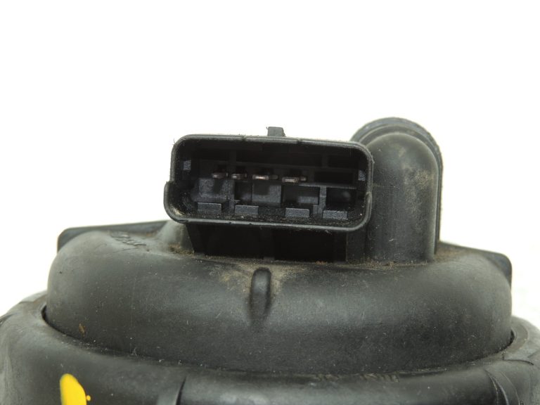 OEM Suzuki Swift 1.3 dīzeļdegvielas filtra korpuss 1541084E61