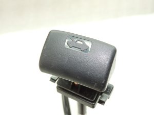 OEM Suzuki SX4 1.6i motora pārsega fiksators 8216079J00