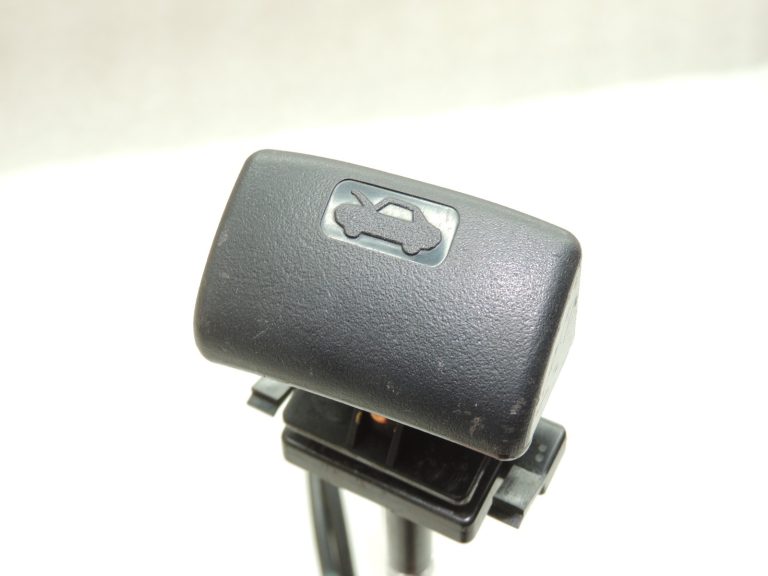 OEM Suzuki SX4 1.6i motora pārsega fiksators 8216079J00