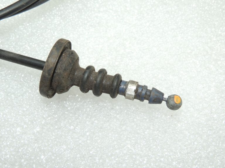 OEM Suzuki SX4 1.6i motora pārsega fiksators 8216079J00