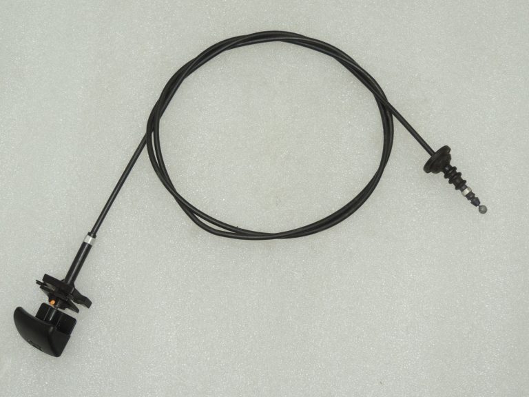 OEM Suzuki SX4 1.6i motora pārsega fiksators 8216079J00