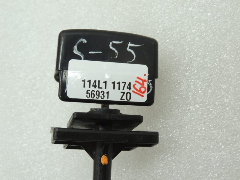OEM Suzuki SX4 1.6i motora pārsega fiksators 8216079J00