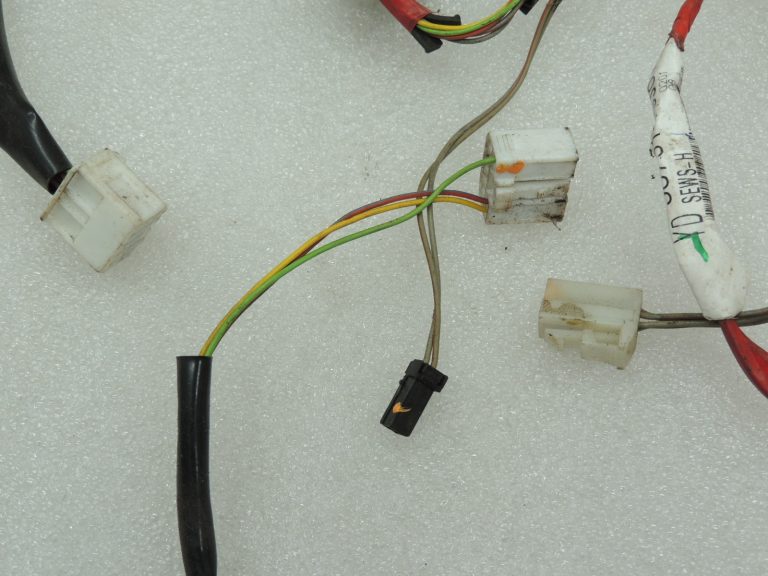 OEM Suzuki SX4 1.6i Aizmugurējā labās puses durvju elektroinstalācijas instalācija 3675179J01