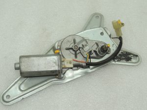 Suzuki Grand Vitara II aizmugurējā tīrītāja motors Aizmugurējā tīrītāja motors 3881065D00