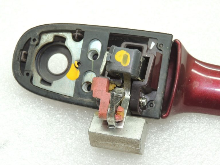 Suzuki Liana Ārējo durvju rokturis priekšējais labās puses sarkans 82810-54G10-ZY8