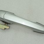 Suzuki Liana ārdurvju rokturis aizmugurējais kreisais, pelēks 82840-54G10-Z2S