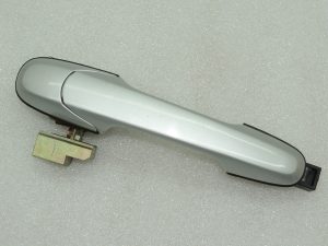 Suzuki Liana ārdurvju rokturis aizmugurējais kreisais, pelēks 82840-54G10-Z2S