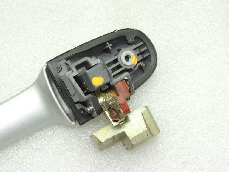 Suzuki Liana ārdurvju rokturis aizmugurējais kreisais, pelēks 82840-54G10-Z2S