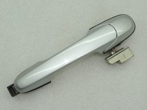 Suzuki Liana ārdurvju rokturis aizmugurējais labās puses pelēks 82830-54G10-Z2S