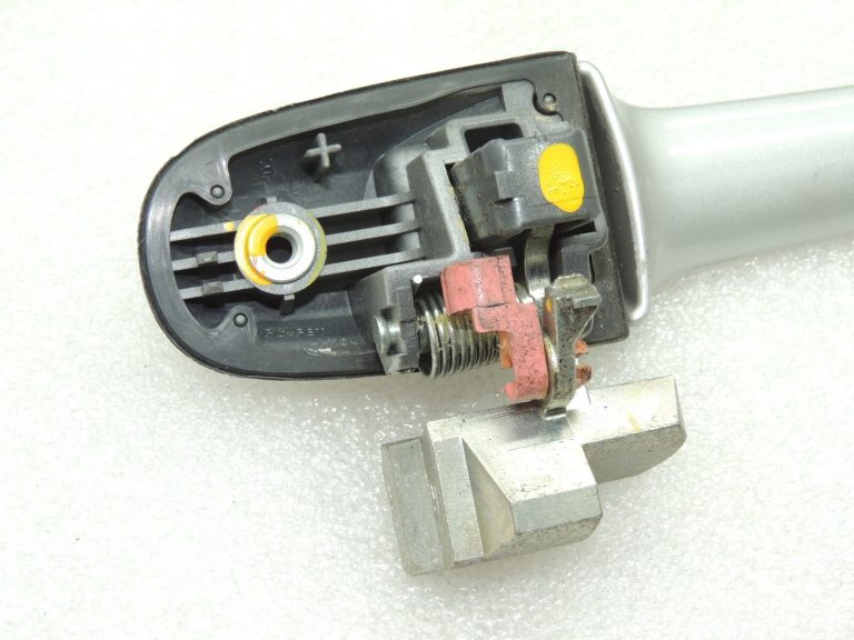 Suzuki Liana ārdurvju rokturis aizmugurējais labās puses pelēks 82830-54G10-Z2S