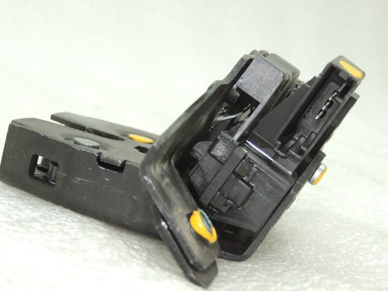 Opel Insignia B aizmugurējo durvju slēdzene YR00237080