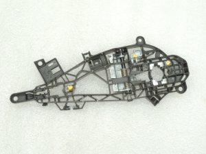Opel Insignia B Durvju rokturu turētājs ārpusē priekšpusē pa labi 13515503
