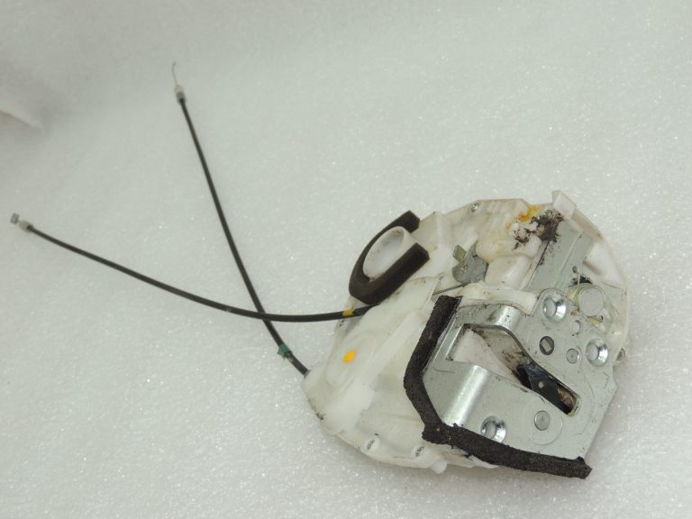 Suzuki Swift Aizmugures kreiso durvju slēdzene 82302-62J22