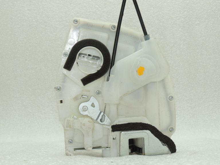 Suzuki SX4 Aizmugures labās puses durvju slēdzene 82301-79J12