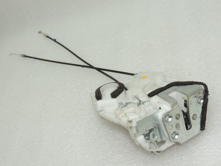 Suzuki SX4 Aizmugures labās puses durvju slēdzene 82301-79J12