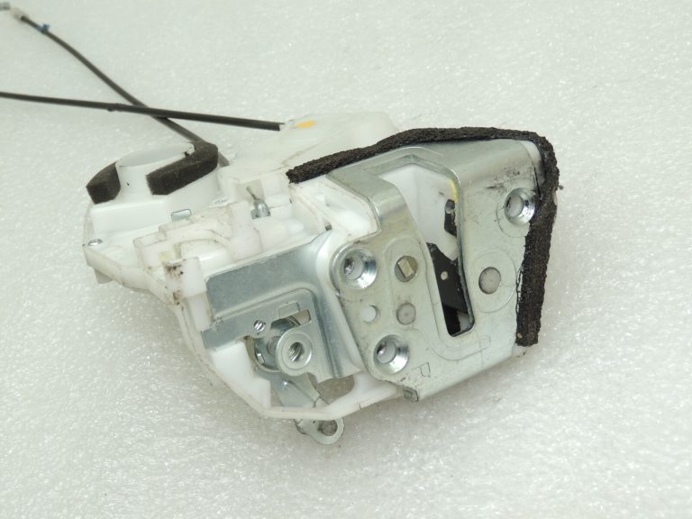 Suzuki SX4 Aizmugures labās puses durvju slēdzene 82301-79J12