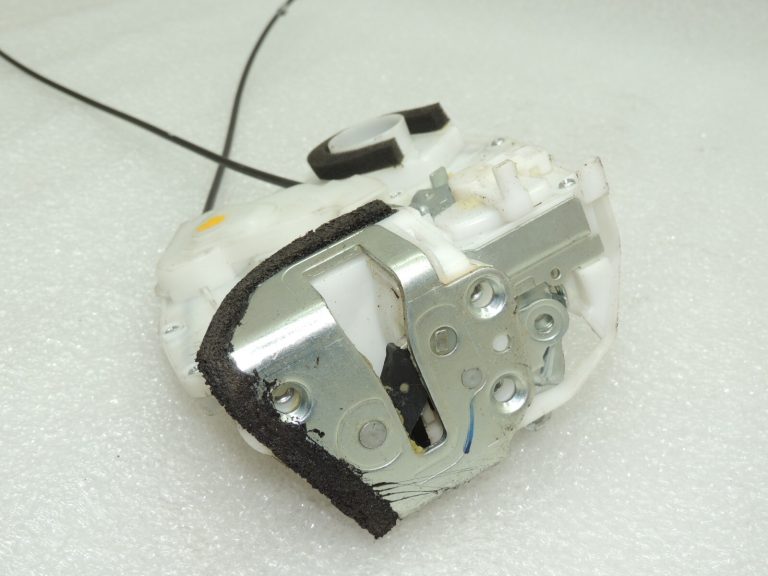 Suzuki SX4 Aizmugures kreiso durvju slēdzene 82302-79J12