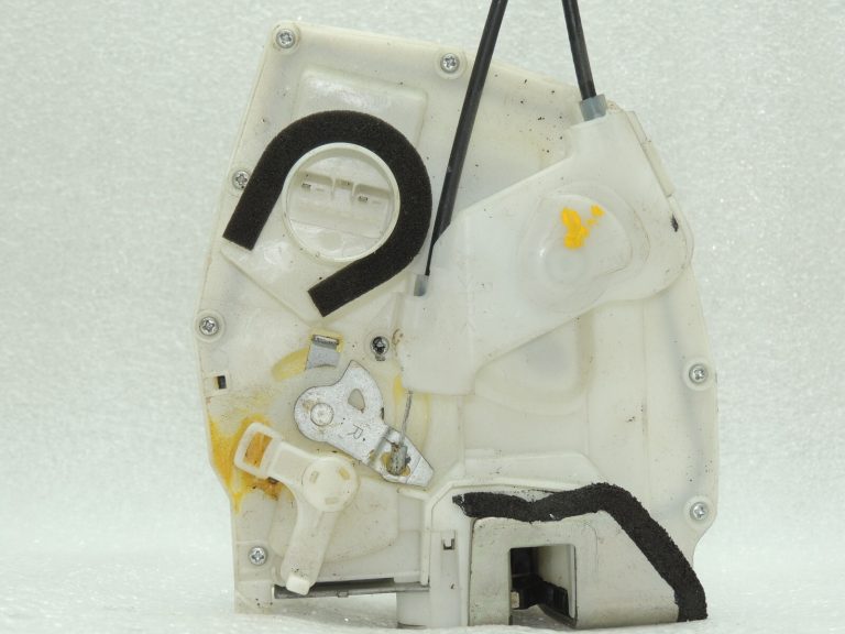 Suzuki SX4 Aizmugurējā labās puses durvju slēdzene 8230180J22