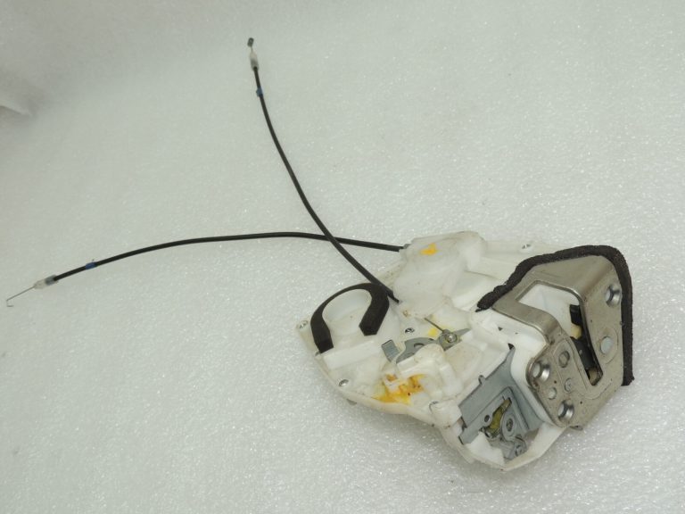 Suzuki SX4 Aizmugurējā labās puses durvju slēdzene 8230180J22