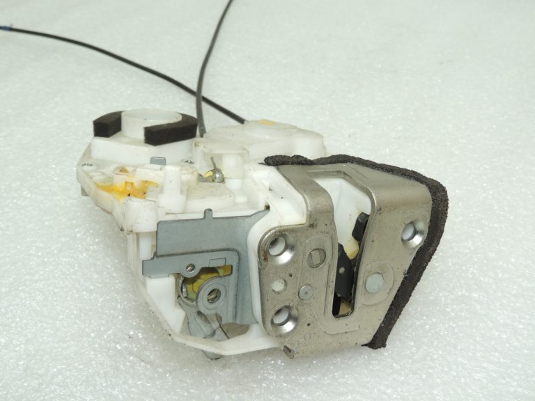 Suzuki SX4 Aizmugurējā labās puses durvju slēdzene 8230180J22