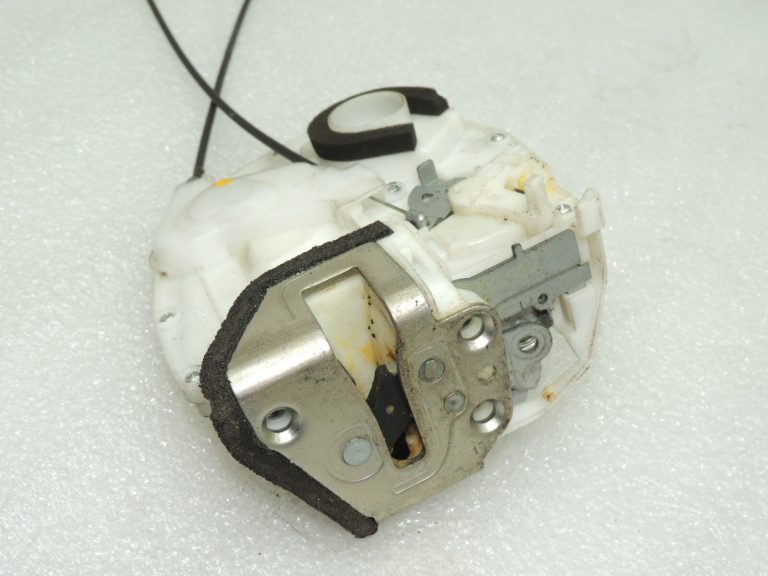 Suzuki SX4 Aizmugures kreiso durvju slēdzene 8230280J22