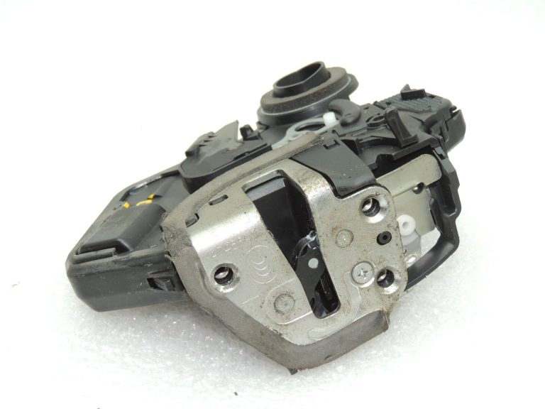 Suzuki Grand Vitara Aizmugures kreiso durvju slēdzene 8235065J11