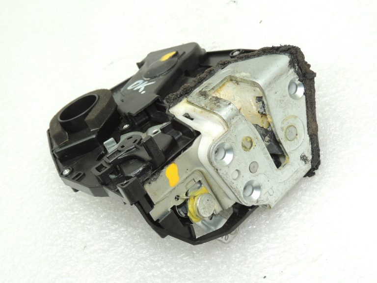 Suzuki Swift durvju slēdzene aizmugurējā labajā pusē 82301-62J22
