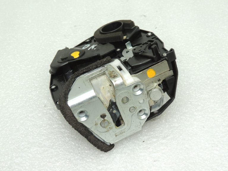 Suzuki Swift Aizmugures kreiso durvju slēdzene 82302-62J22